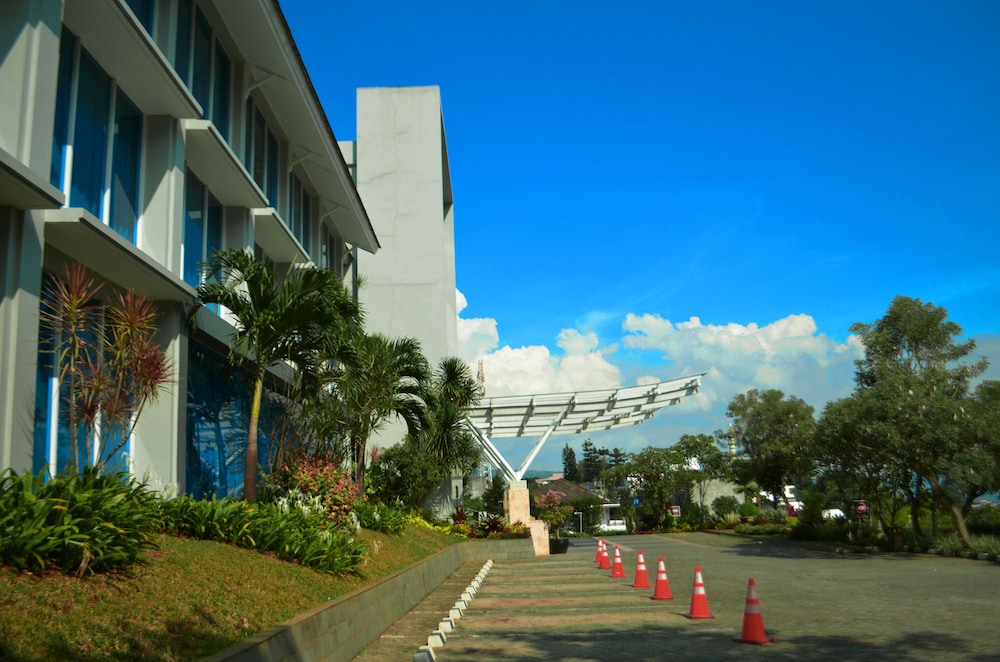 Emersia Hotel Resort 46/50
