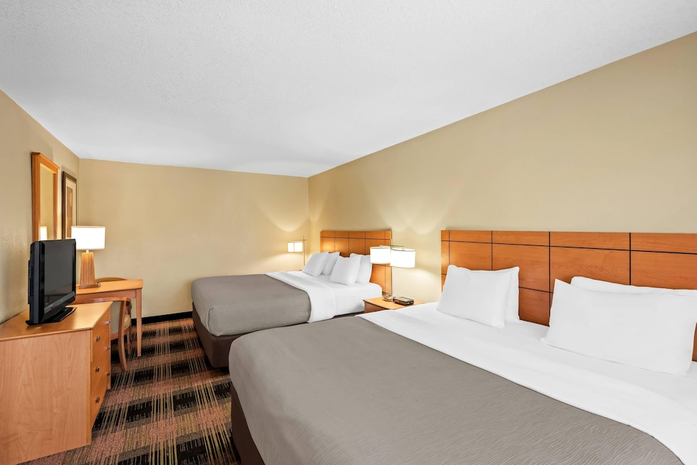 Quality Inn & Suites Des Moines Airport 7/50