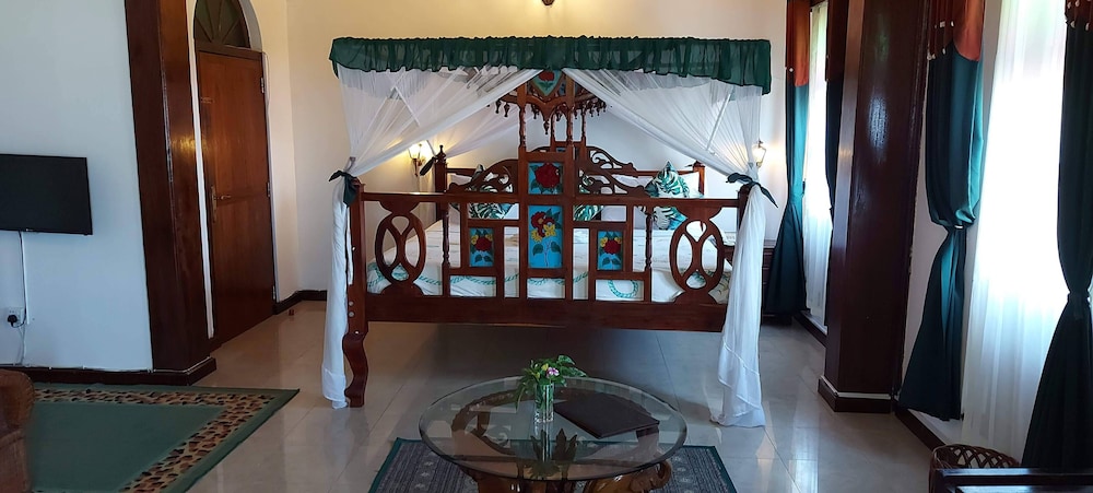 TAUSI PALACE HOTEL 73/90