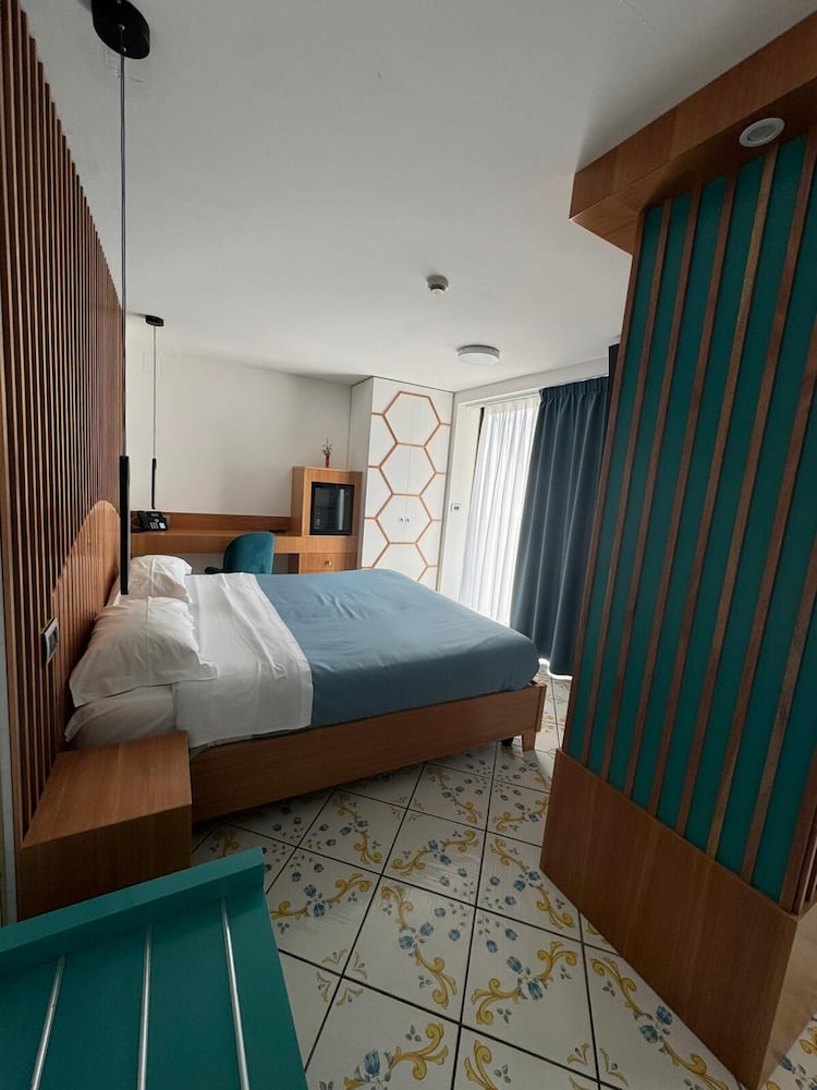 Ancora Hotel 30/72