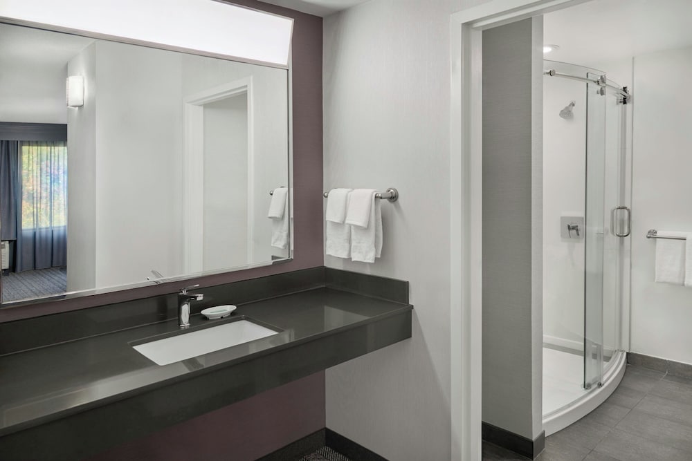 Courtyard by Marriott Kansas City Shawnee 70/71