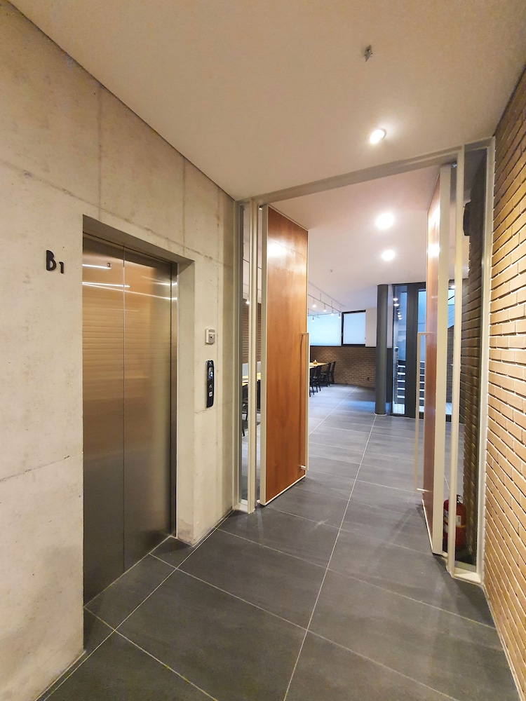 Yolo Guesthouse - Hostel 50/50