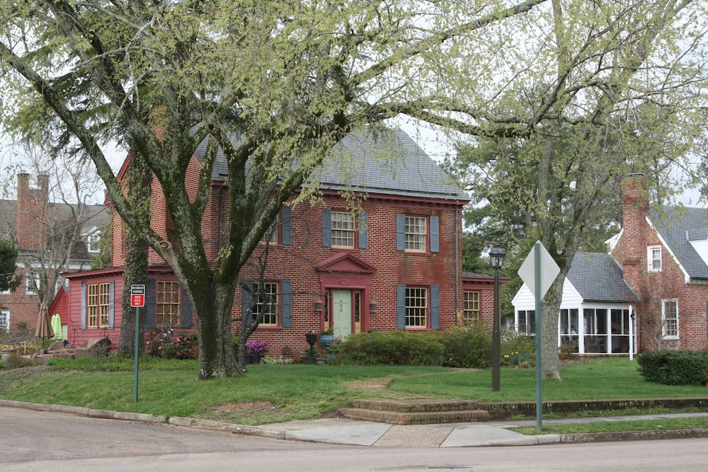 Williamsburg Manor B&amp;B 49/50