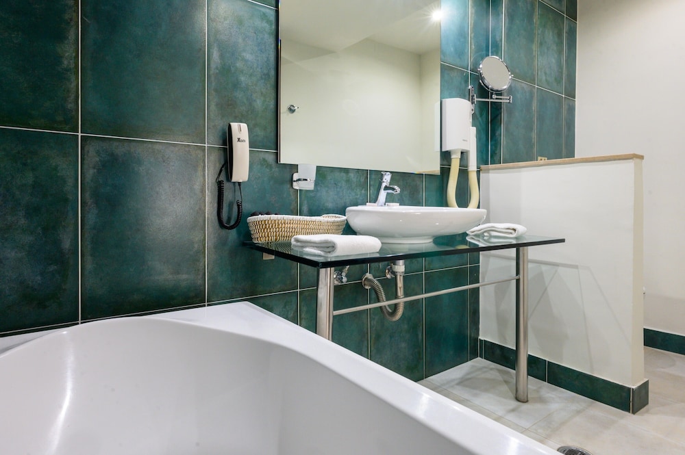 Angela Suites Boutique Hotel 57/61