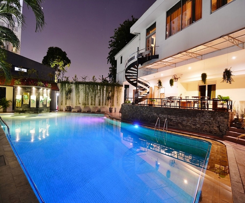 Grand Inna Tunjungan 25/27