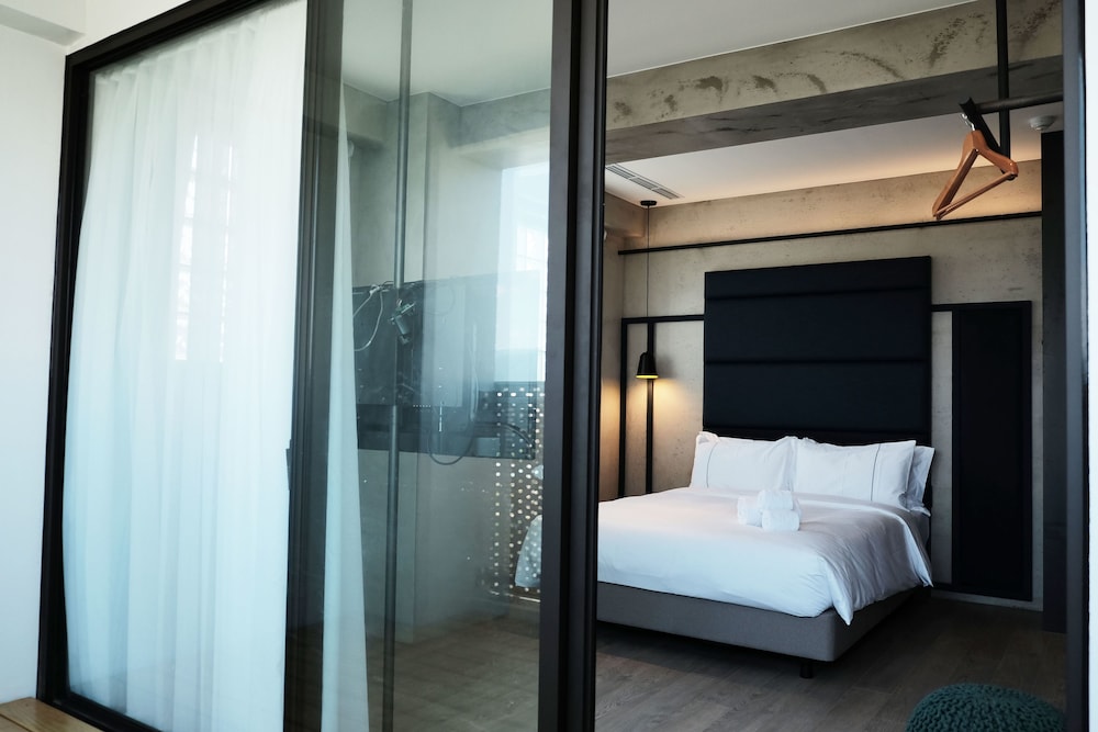 Water Front Hotel 23/67