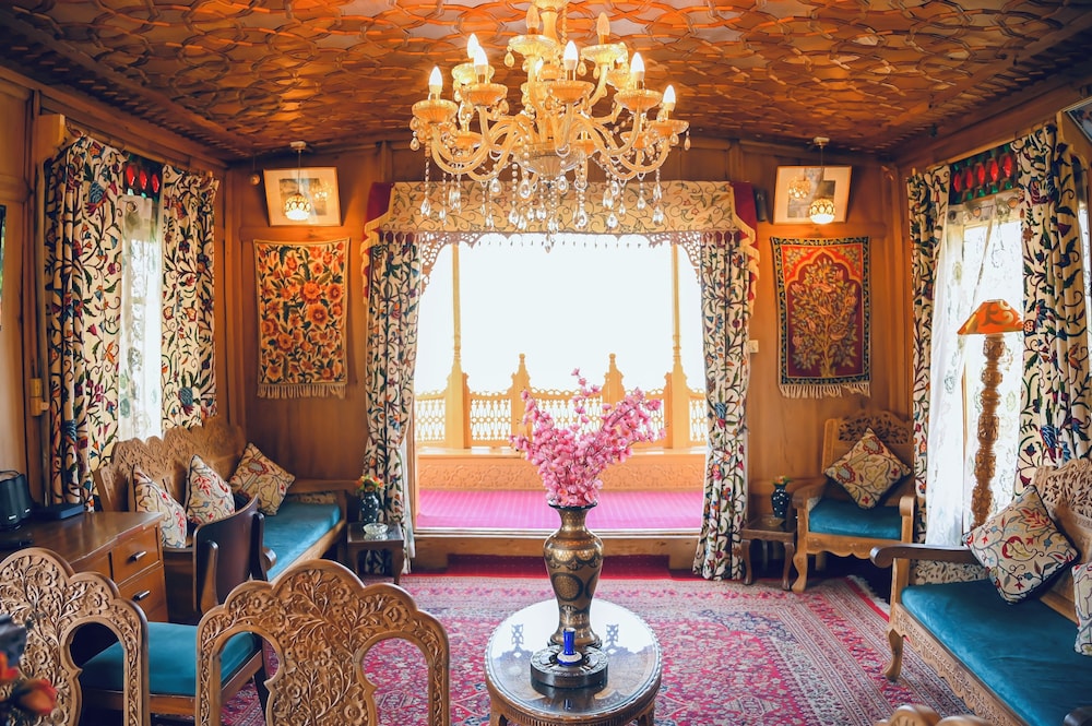 New Golden Flower Heritage Houseboat 7/22