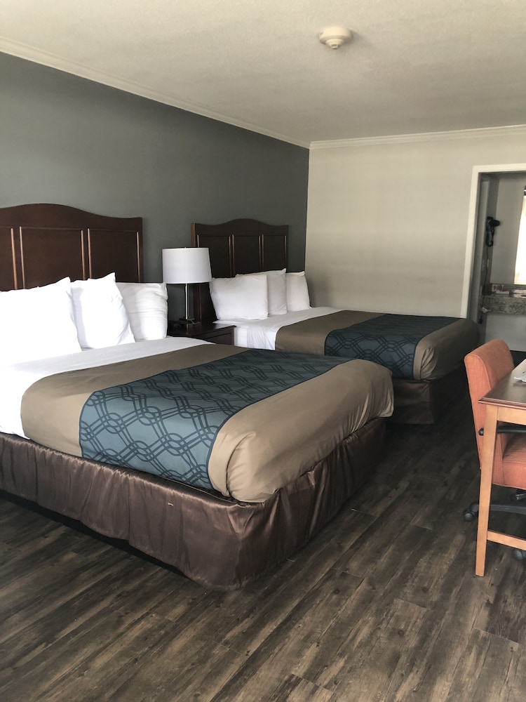 Travelodge by Wyndham Canton/Livonia Area, MI 18/38