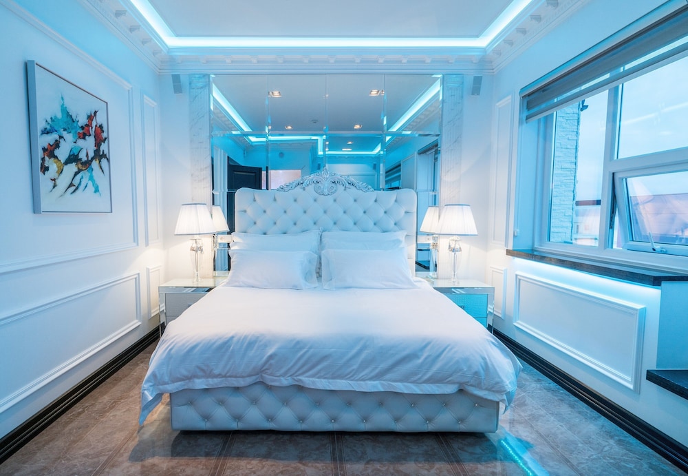 Diamond Suites 24/73