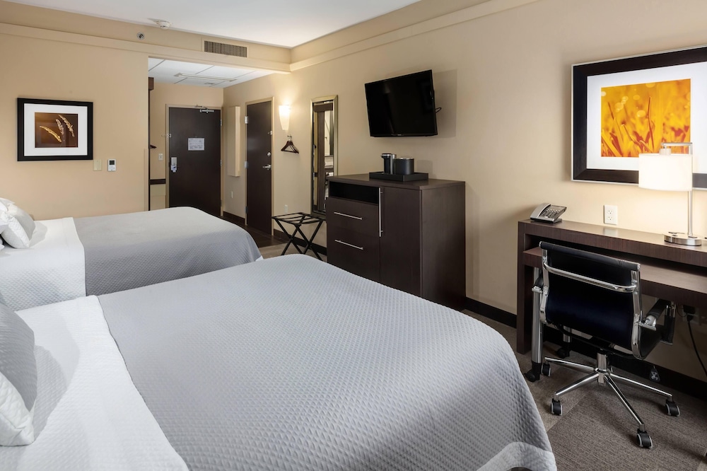 room, 2 queen beds, accessible