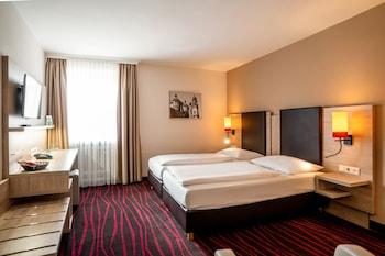 Courtyard, Double or Twin Bed