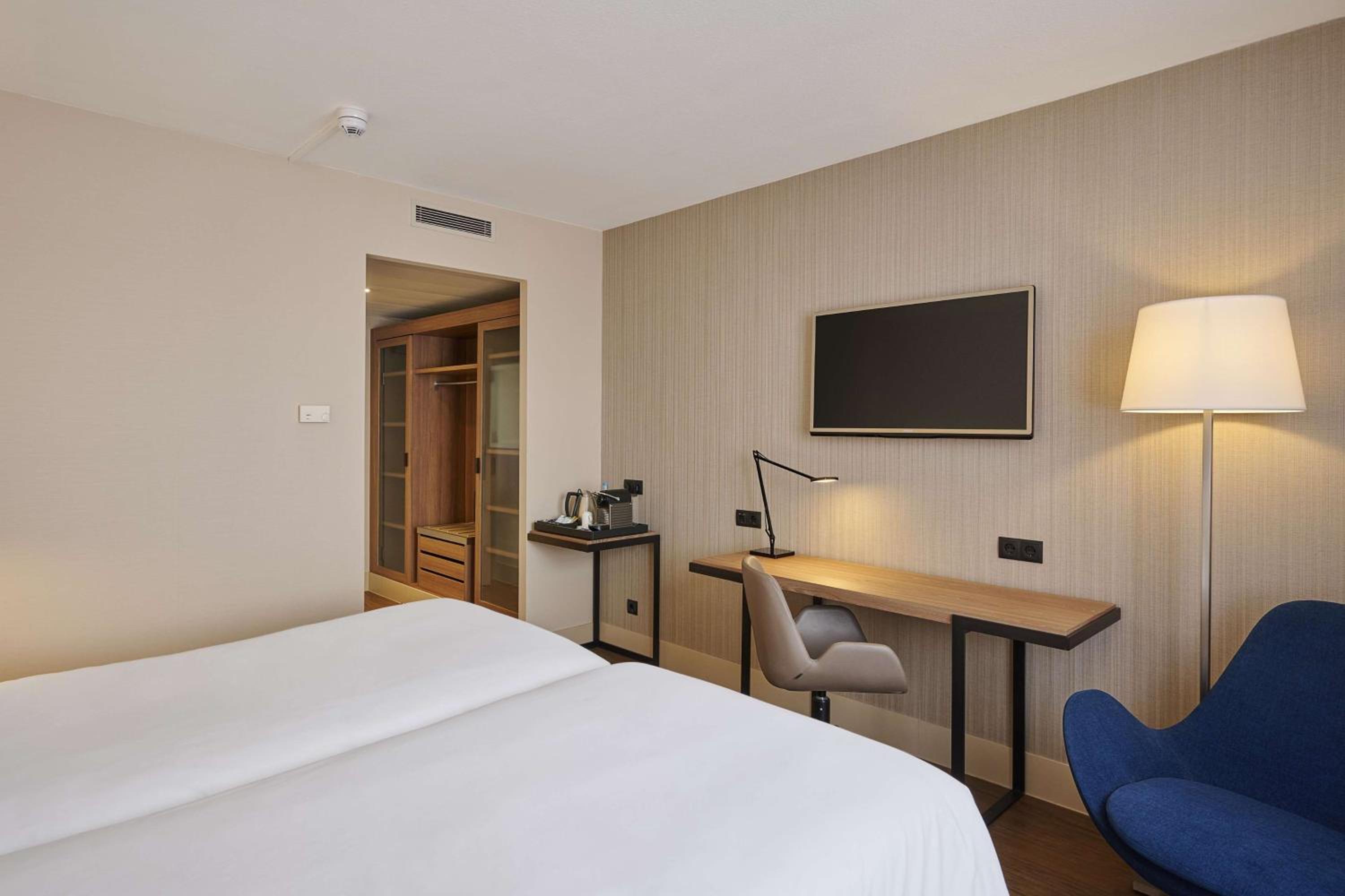 Standard, King Bed, with View, Nh Frankfurt Airport 4/10