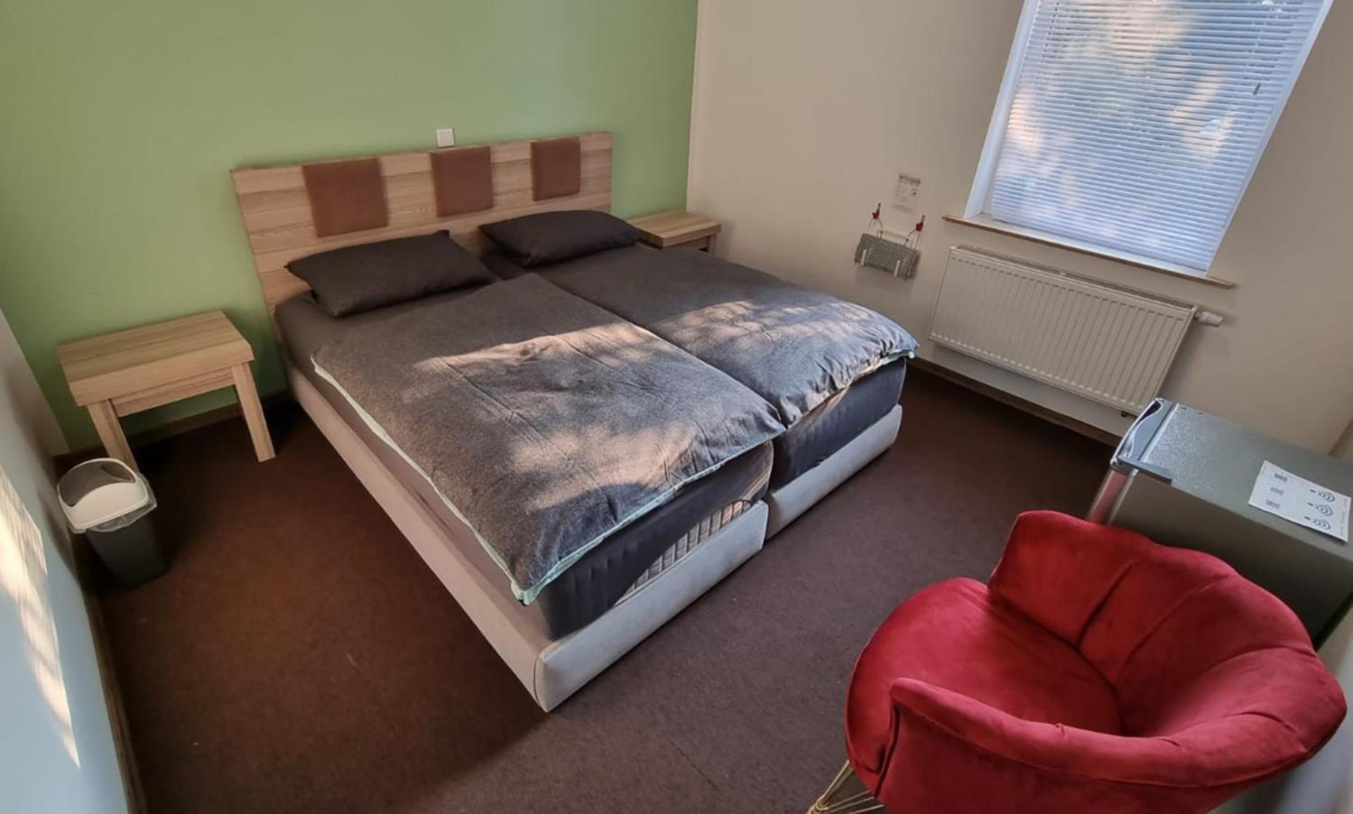 Hotel Linda 12/28
