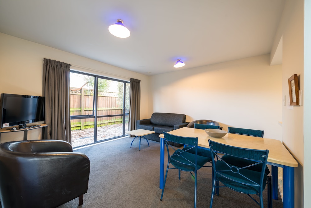 ANNABELLE COURT MOTEL 13/33