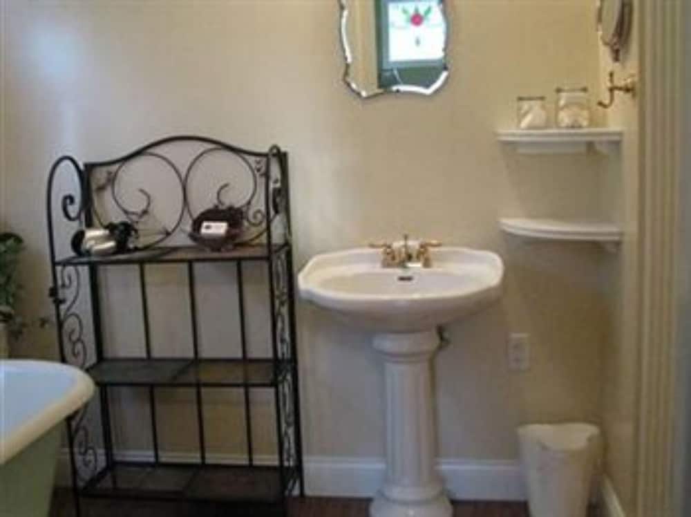 White Oak Manor Bed Breakfast 40/44