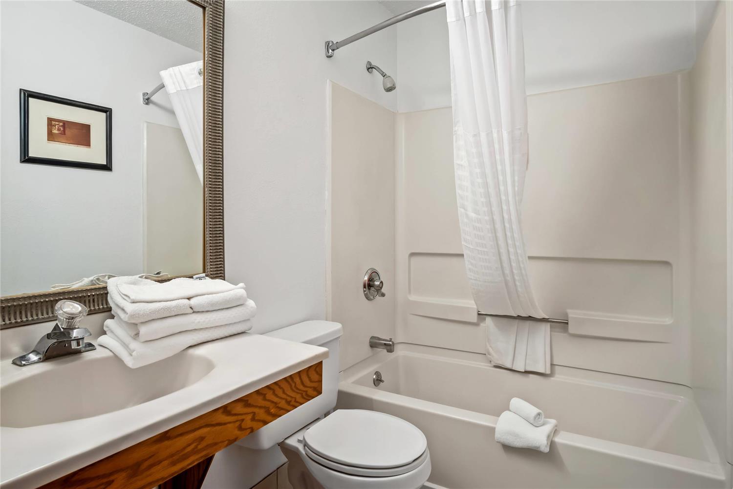 غرفة بسرير كوين، Econo Lodge Inn & Suites Auburn, MI 3/5