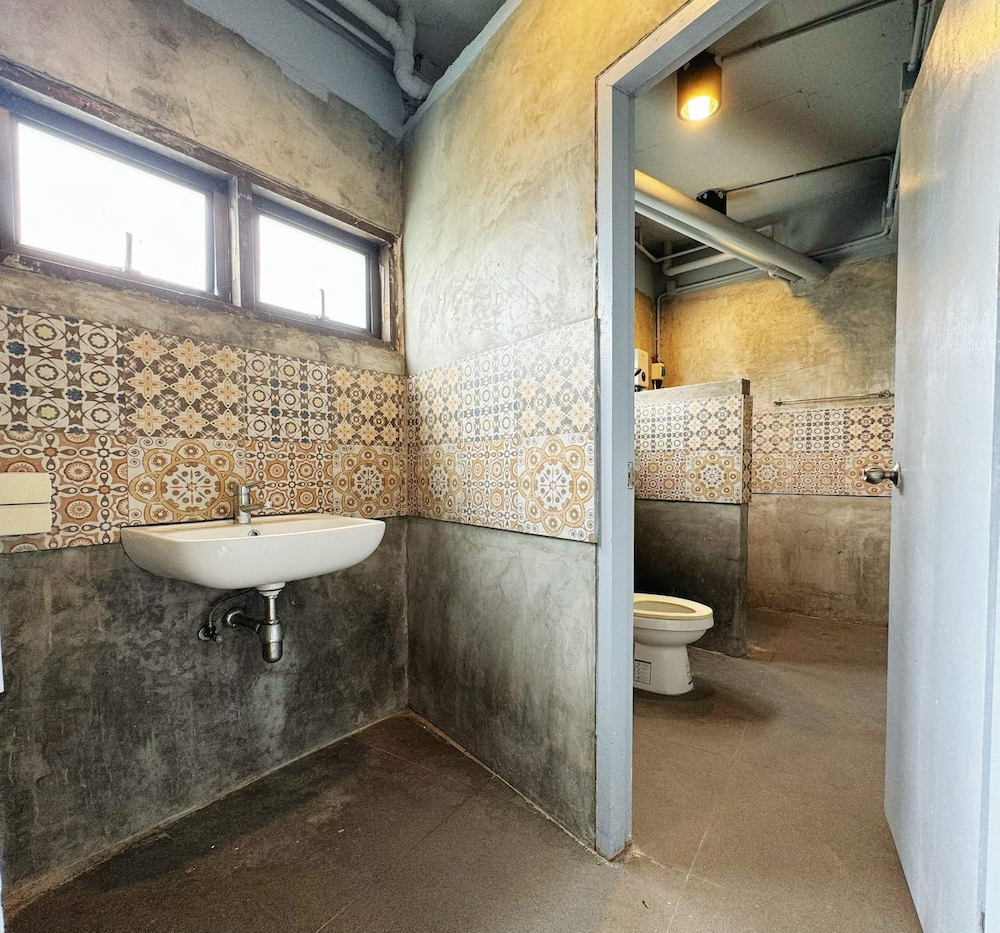 OYO 75465 Lucky Hostel (Huai Khwang) 28/30