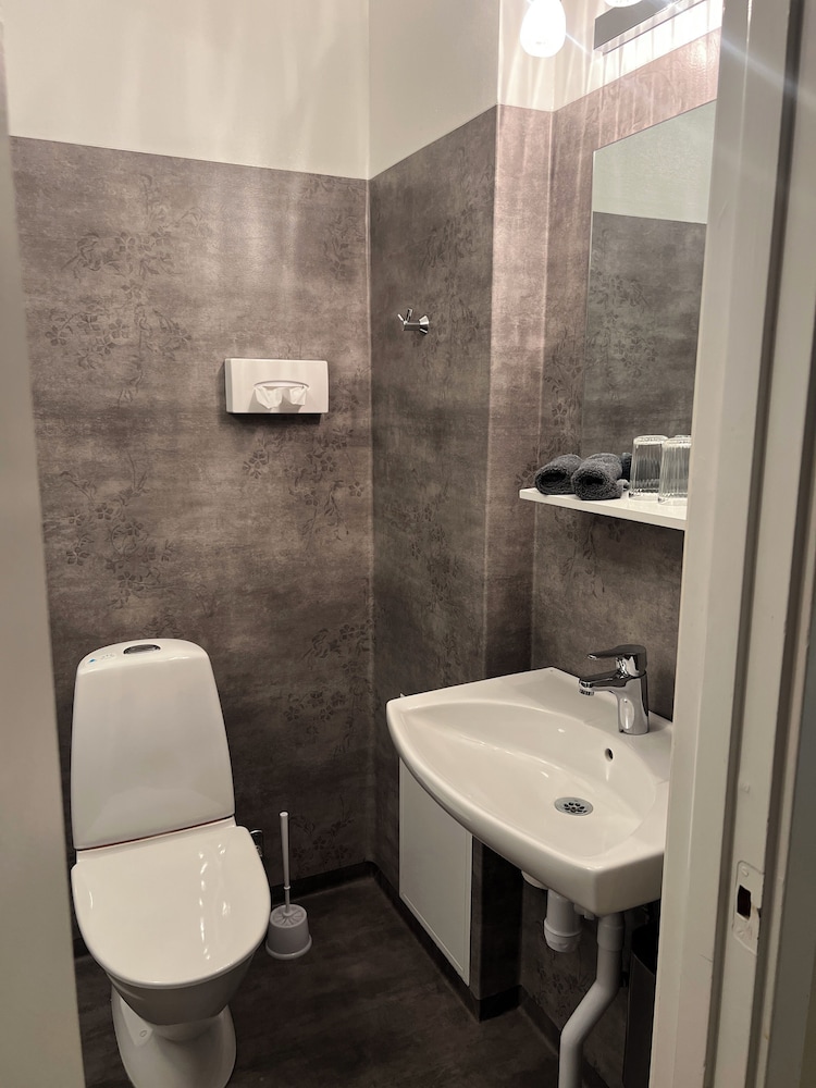 غرفة عائلية بسريرين منفصلين وسرير كينج مع أريكة، Hotel Sirius 5/7