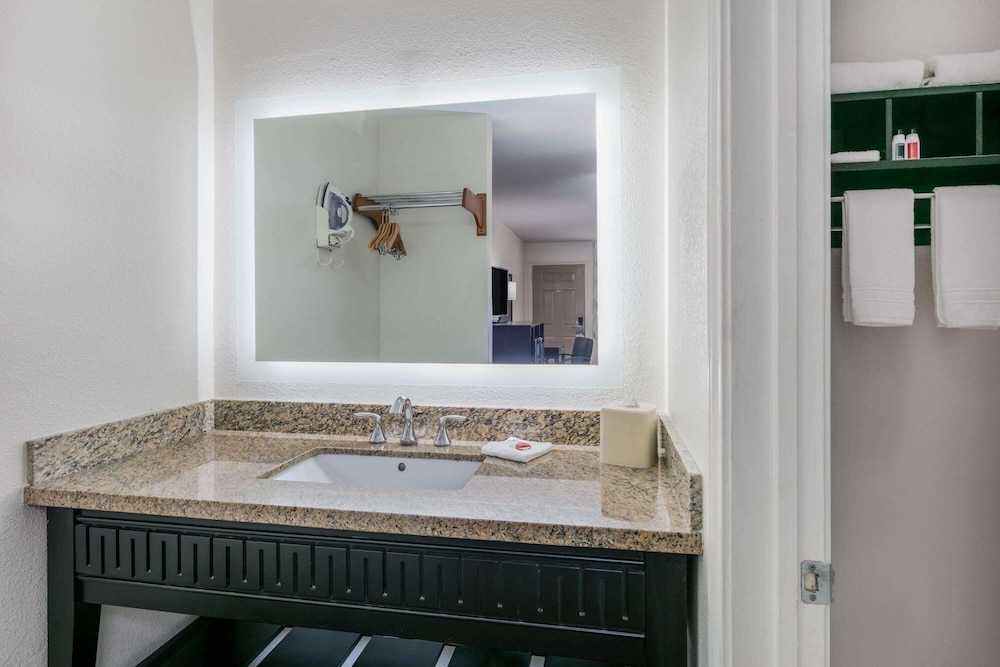 Days Inn By Wyndham Granbury 29/49