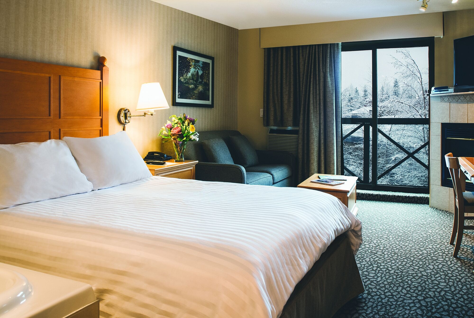 DELUXE, STUDIO, SUITE, QUEEN BED, SOFA, KITCHENETTE