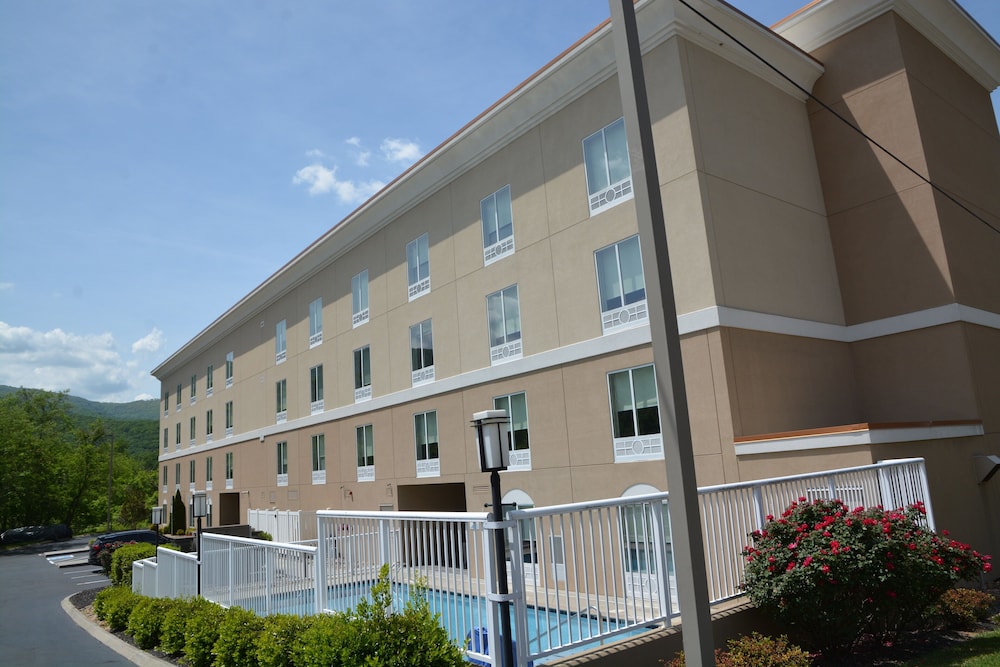 HOLIDAY INN EXPRESS SUITES CARYVILLE — 5