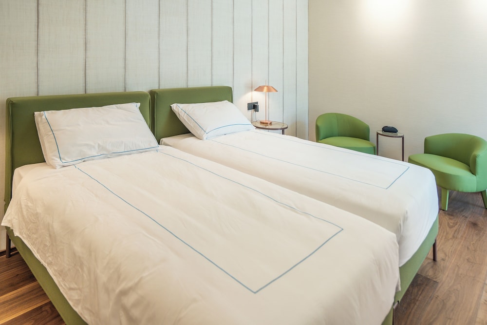 2 Bedrooms, Master, Suite, King and Twin Beds, Sea Side