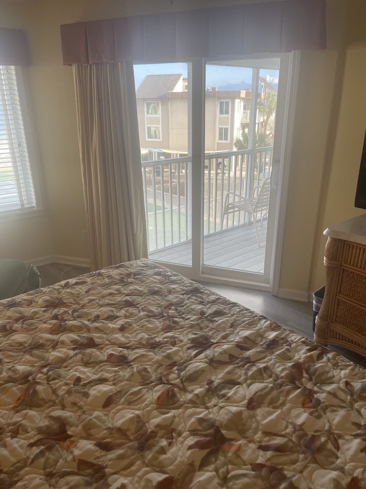 Soundside Holiday Beach Resort 58/64