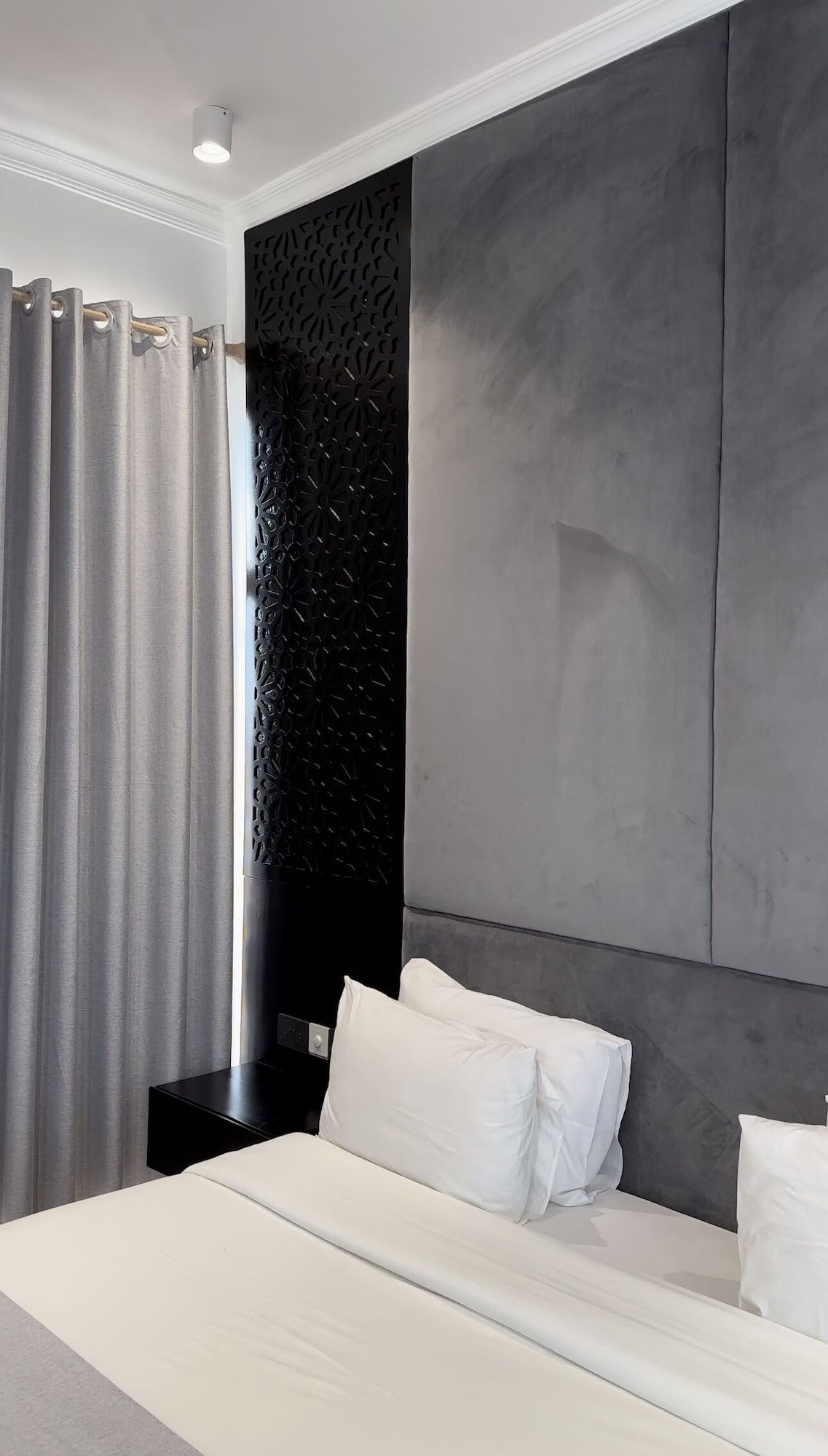 EXECUTIVE, KING BED