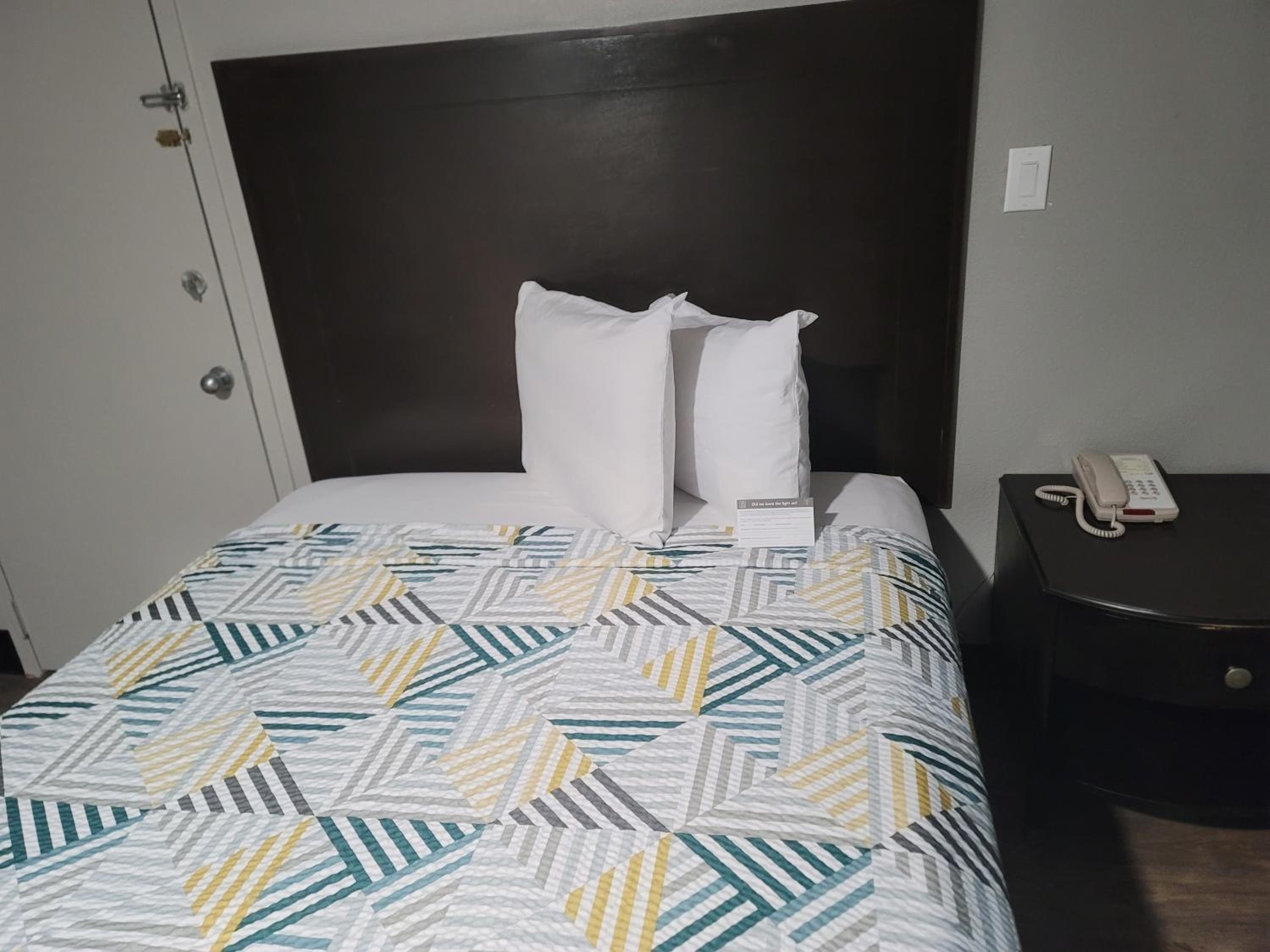 Deluxe, 2 Queen Beds, Smoking