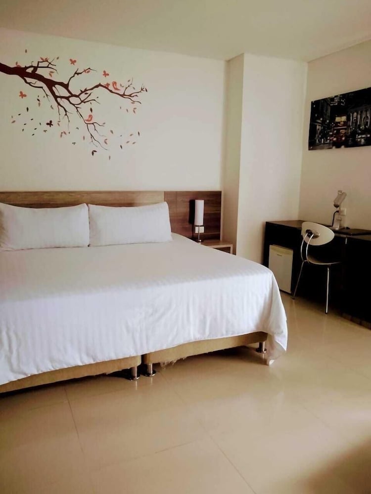 DELUXE, KING BED