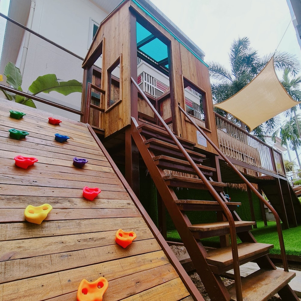 Crystal Jade Hotel 6/65