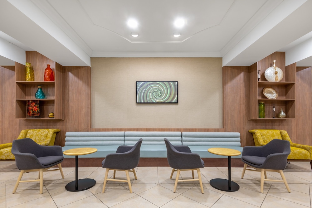 Holiday Inn Suites Pittsfield Berkshires 67/80