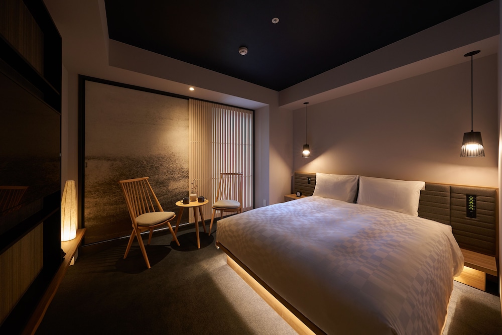 SUPERIOR, QUEEN BED