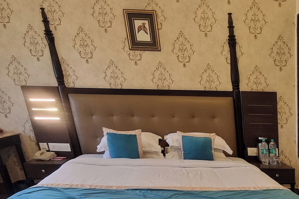 غرفة بريميوم بسرير كينج، HOTEL LABH GARH PALACE 2/8