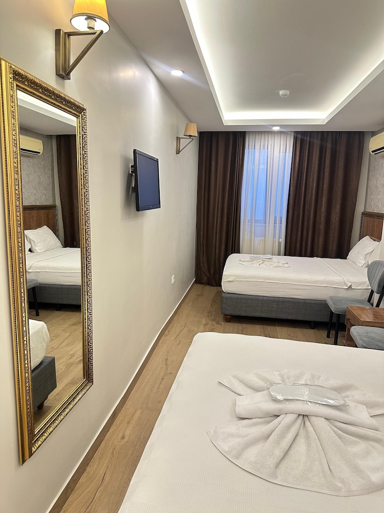 ROOM, QUADRUPLE