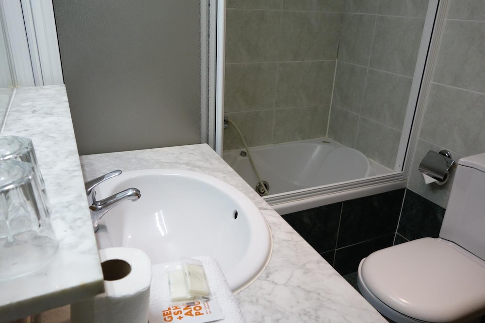 Tripolis Toledo Hostal 35/44
