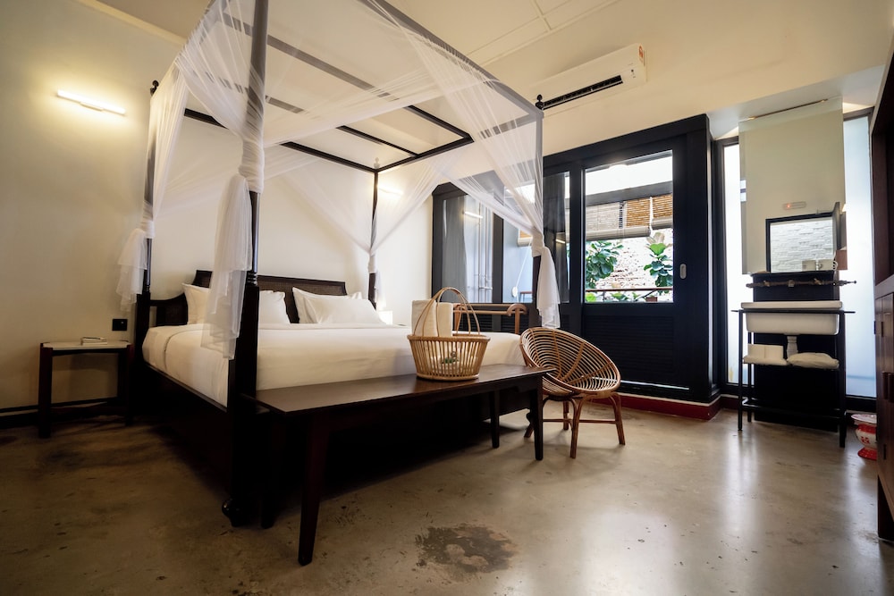 PREMIER, KING BED, GARDEN VIEW, BALCONY