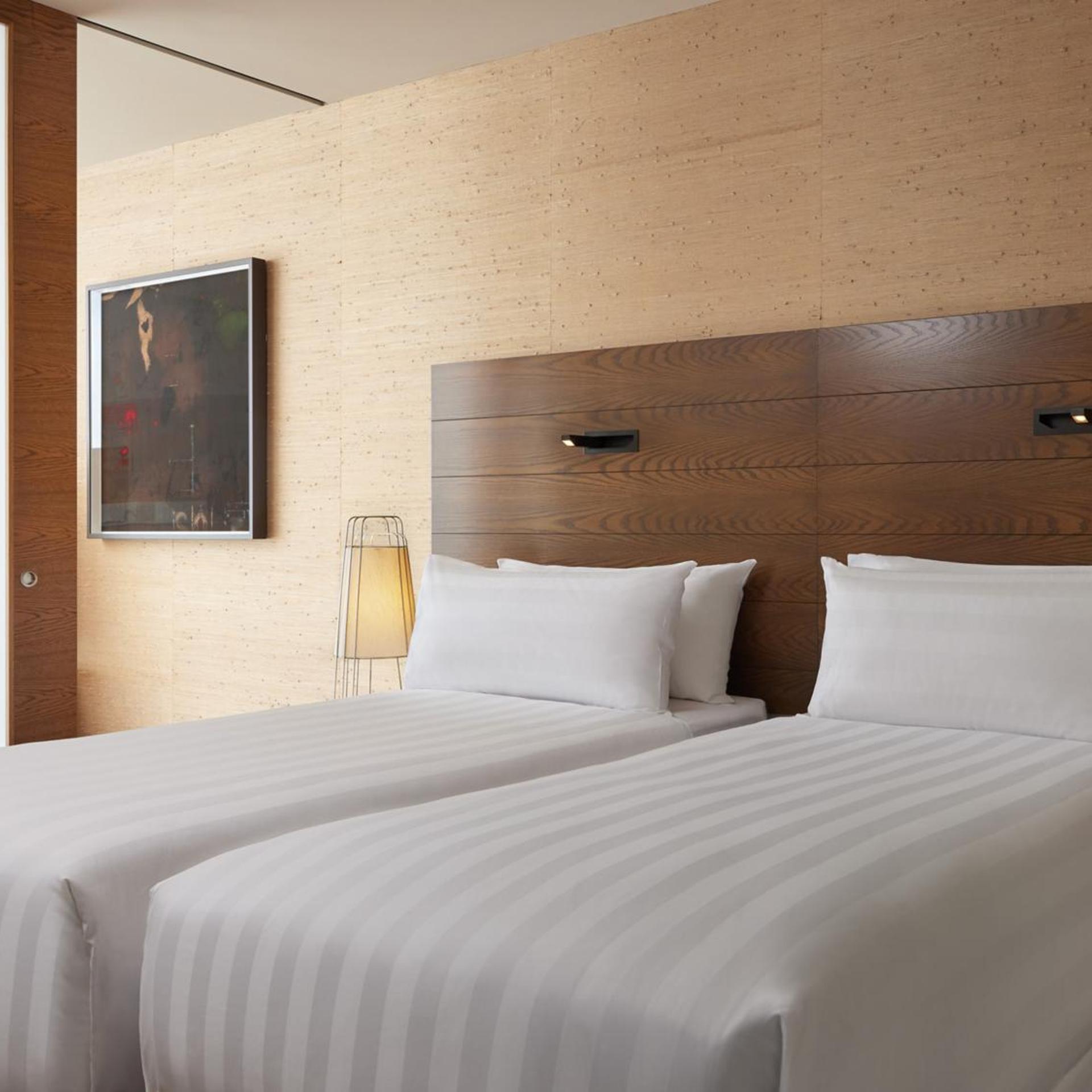 2 Bedrooms, Suite, King Bed, City Skyline View