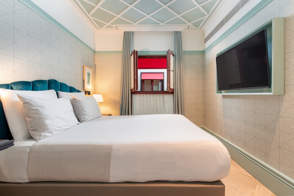 Cozy, Queen Bed