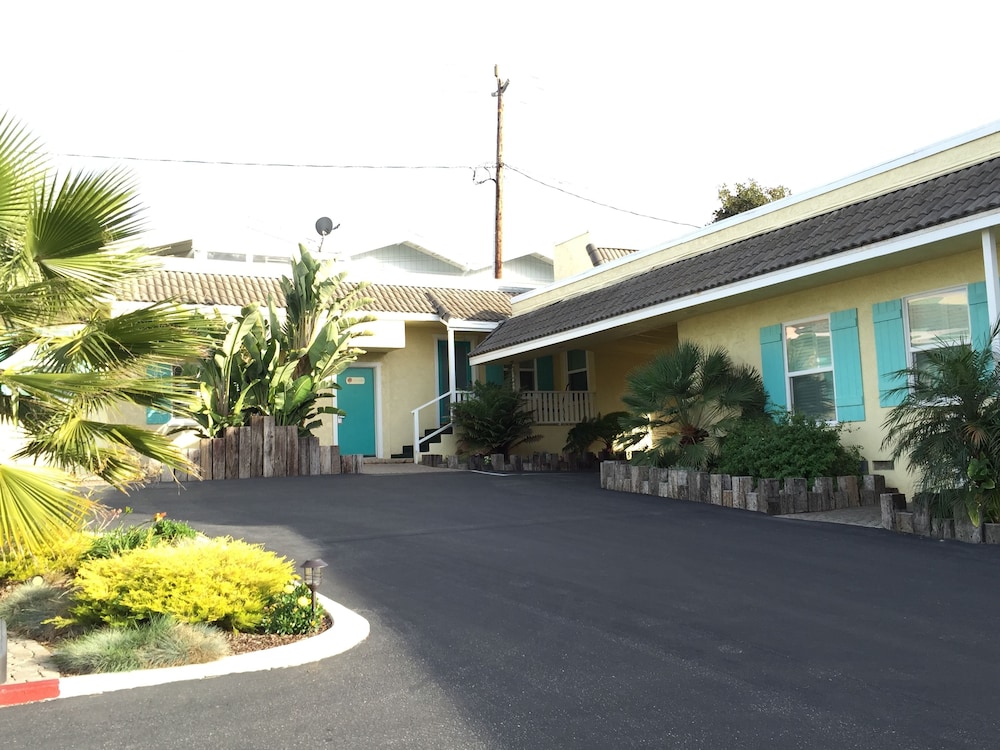Beach Bungalow Inn and Suites 2/67