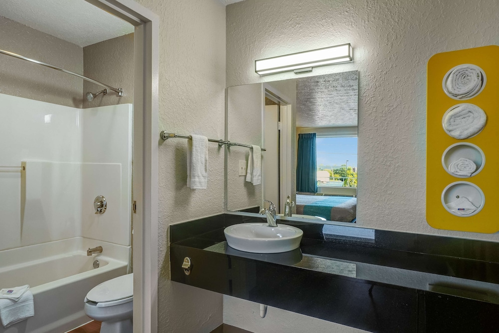Motel6 Lexington, KY - East I-75 34/42