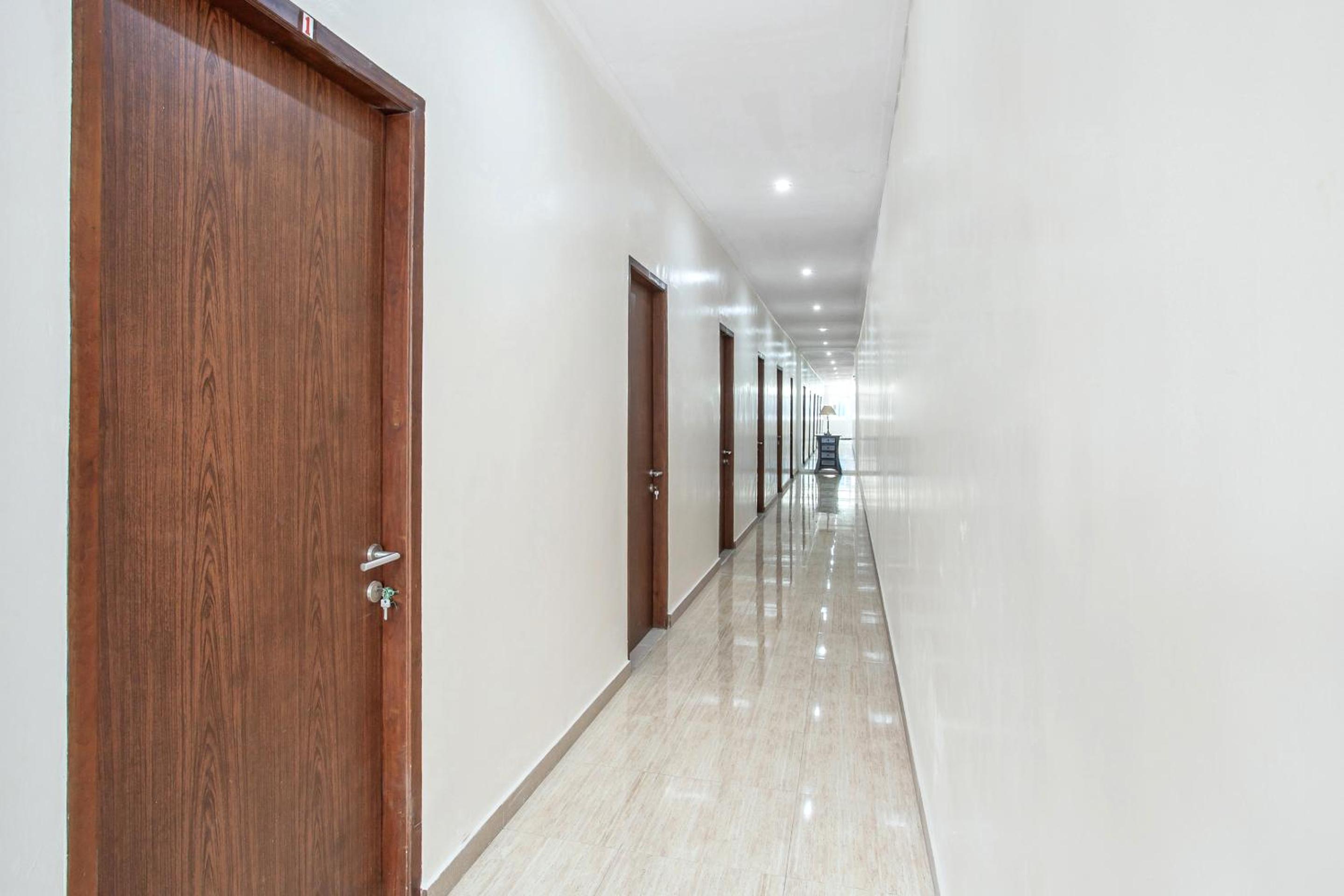 Oyo 134 Lg Residence 28/36