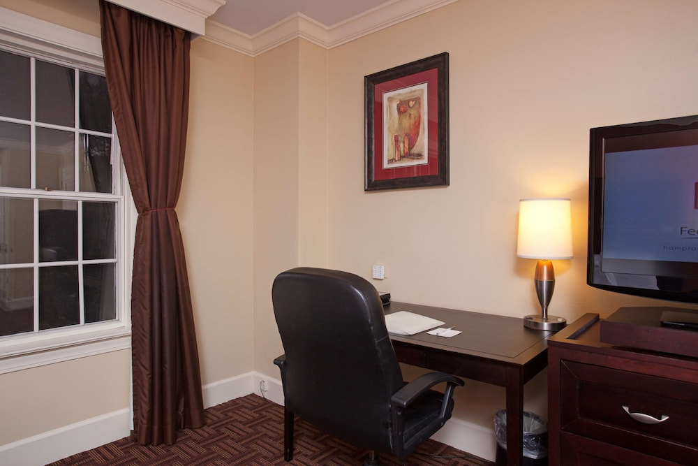 Hampton Inn and Suites Stamford 43/46