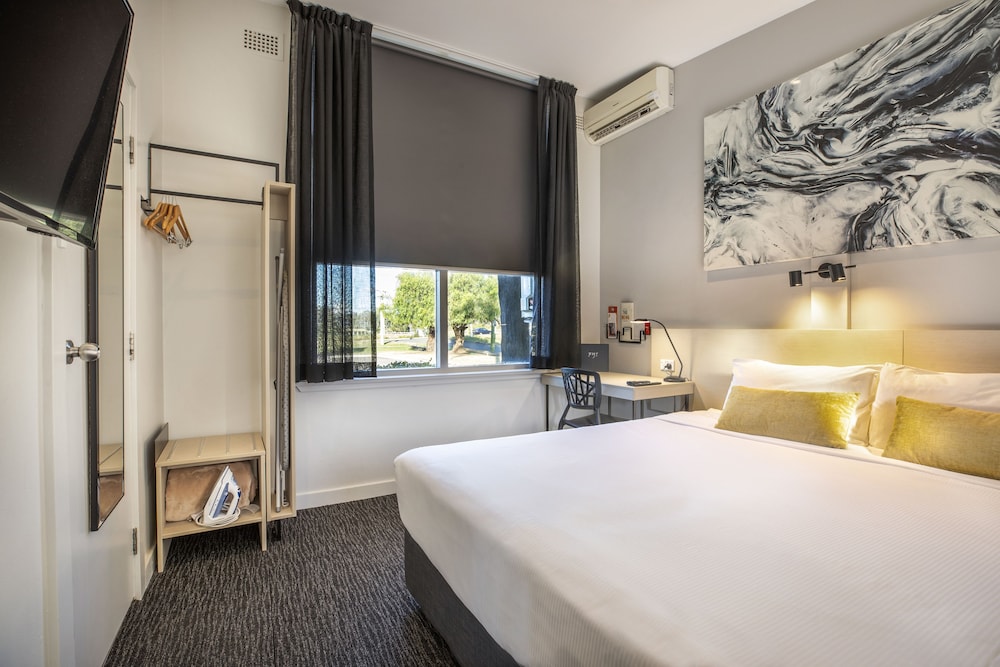 COMPACT, KING BED