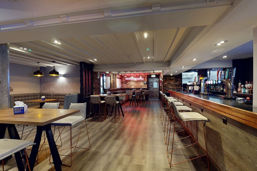 Village Manchester Hyde Hotel Leisure Club 28/40