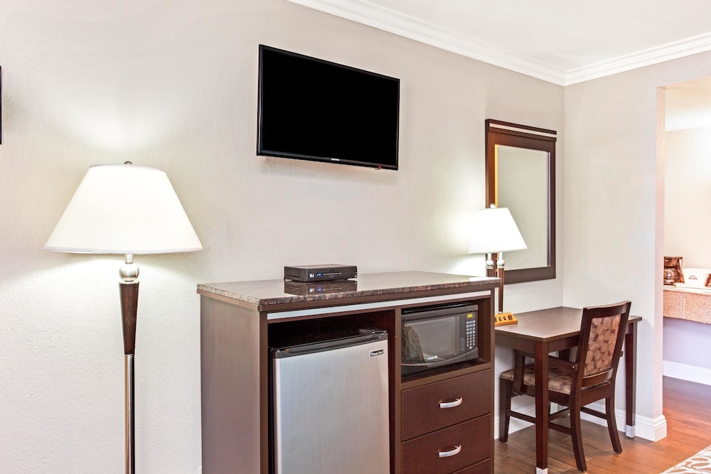 Cabana Inn & Suites 16/22