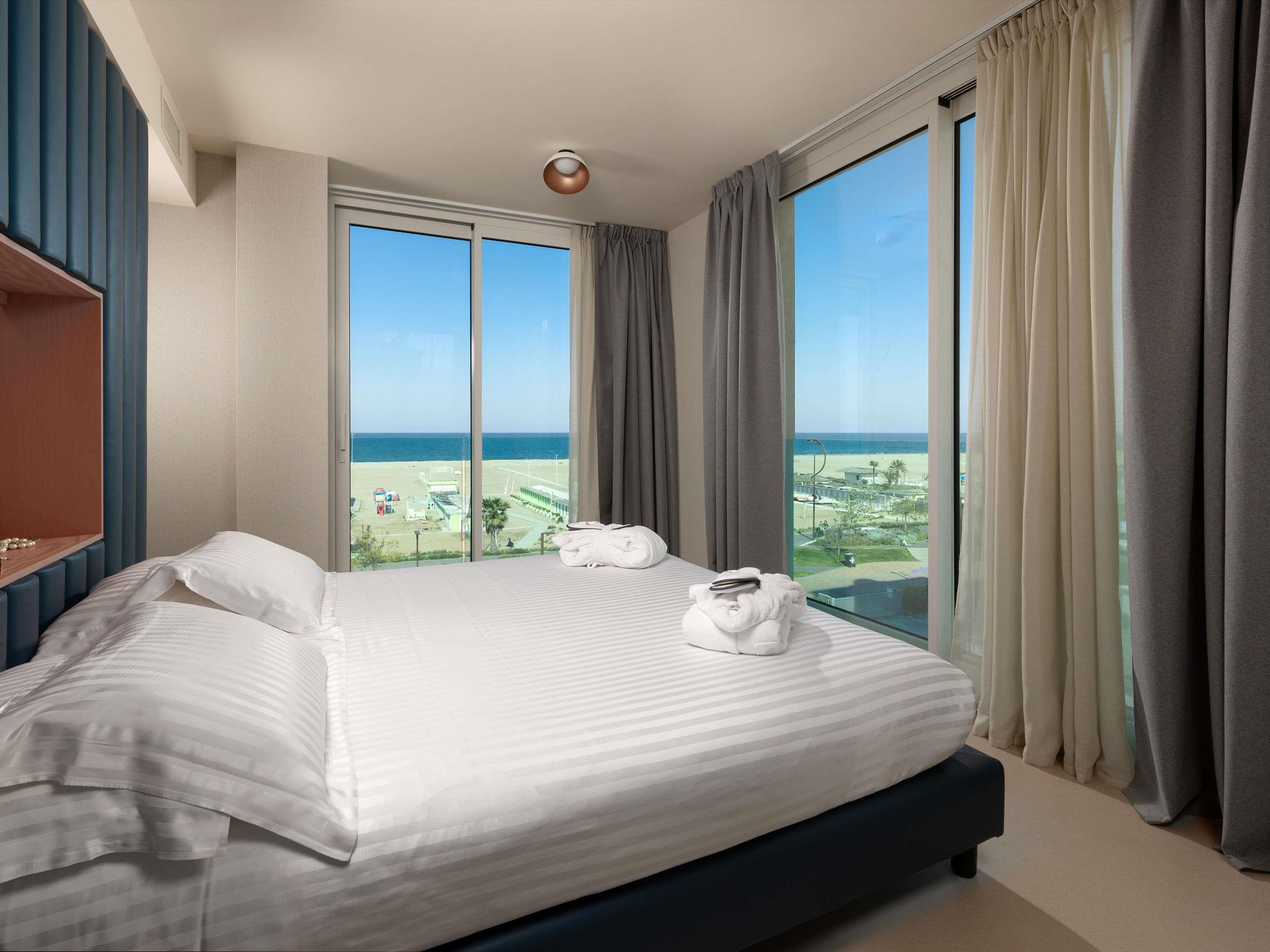 PRIVILEGE, 1 DOUBLE AND 1 SINGLE BED, SEA VIEW