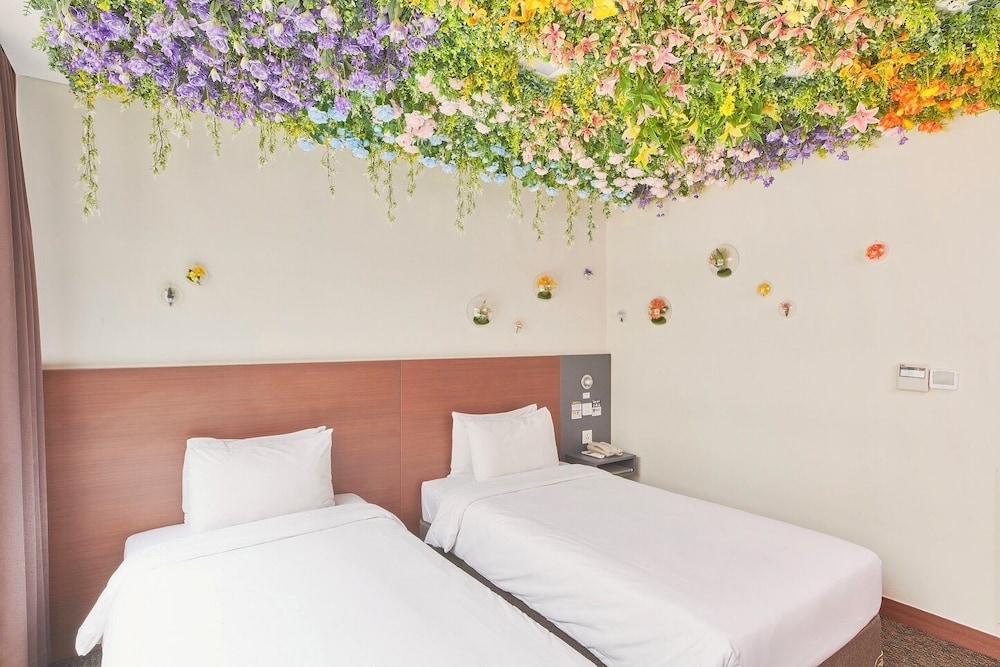 Dive In, Jiae Lee, Art Stay, Twin Beds
