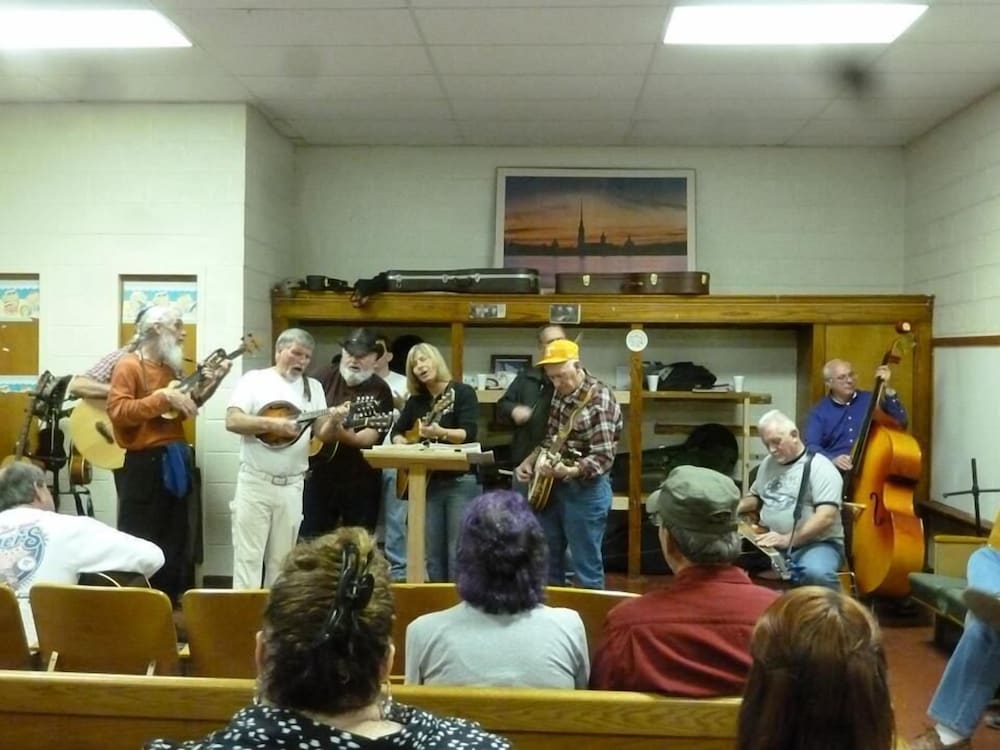 Luxbury Inn & Suites 4/34