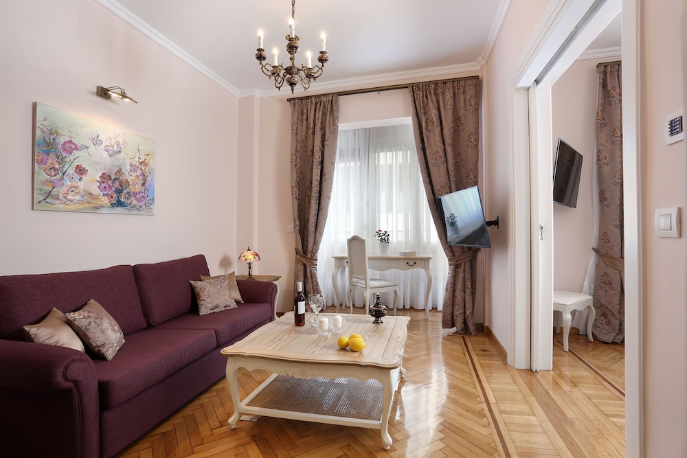 V1935 Luxurious Apartments 34/49